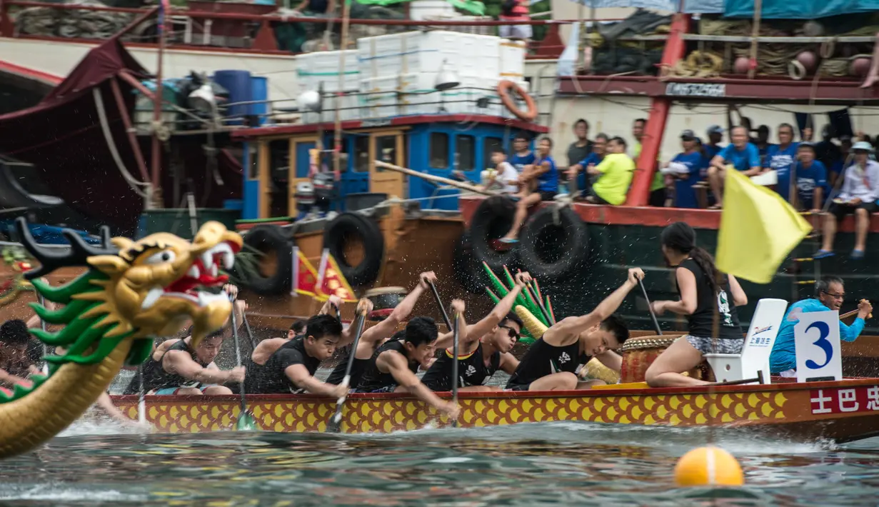 Peserta berlomba memacu perahu naga dalam peringatan tahunan Tuen Ng atau Festival Perahu Naga di Hong Kong, Kamis (9/6). Festival itu untuk mengenang penyair Tiongkok, Qu Yuan, yang 200 tahun lalu menenggelamkan diri di Sungai Mi Lo (Anthony WALLACE/AFP)