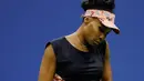 Petenis unggulan asal Amerika Serikat, Venus Williams bereaksi setelah kalah dari petenis muda, Sloane Stephens pada semifinal AS Terbuka 2017 di New York, Kamis (7/9). Venus kalah setelah bertarung selama 2 jam 7 menit. (AP Photo/Adam Hunger)