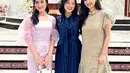 Pemeran Valerie Tifanka juga hadir mengenakan midi dress brokat nuansa hijau sage yang lagi tren.