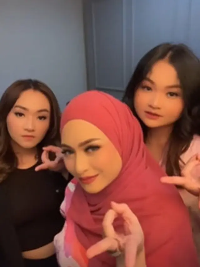 6 Potret Nathalie Holscher dan Kedua Adiknya, Selalu Kompak
