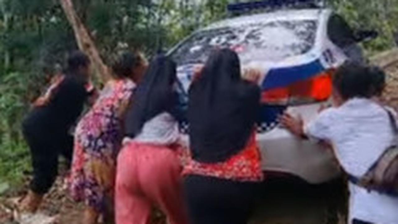 Bawa Mobil Patwal ke Perkampungan