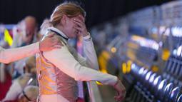 Atlet anggar asal Hungaria, Flora Pasztor menangis setelah timnya kalah dari Kanada pada pertandingan individu anggar putri di Olimpiade Tokyo 2020, Kamis (29/7/2021). (Foto: AP/Hassan Ammar)