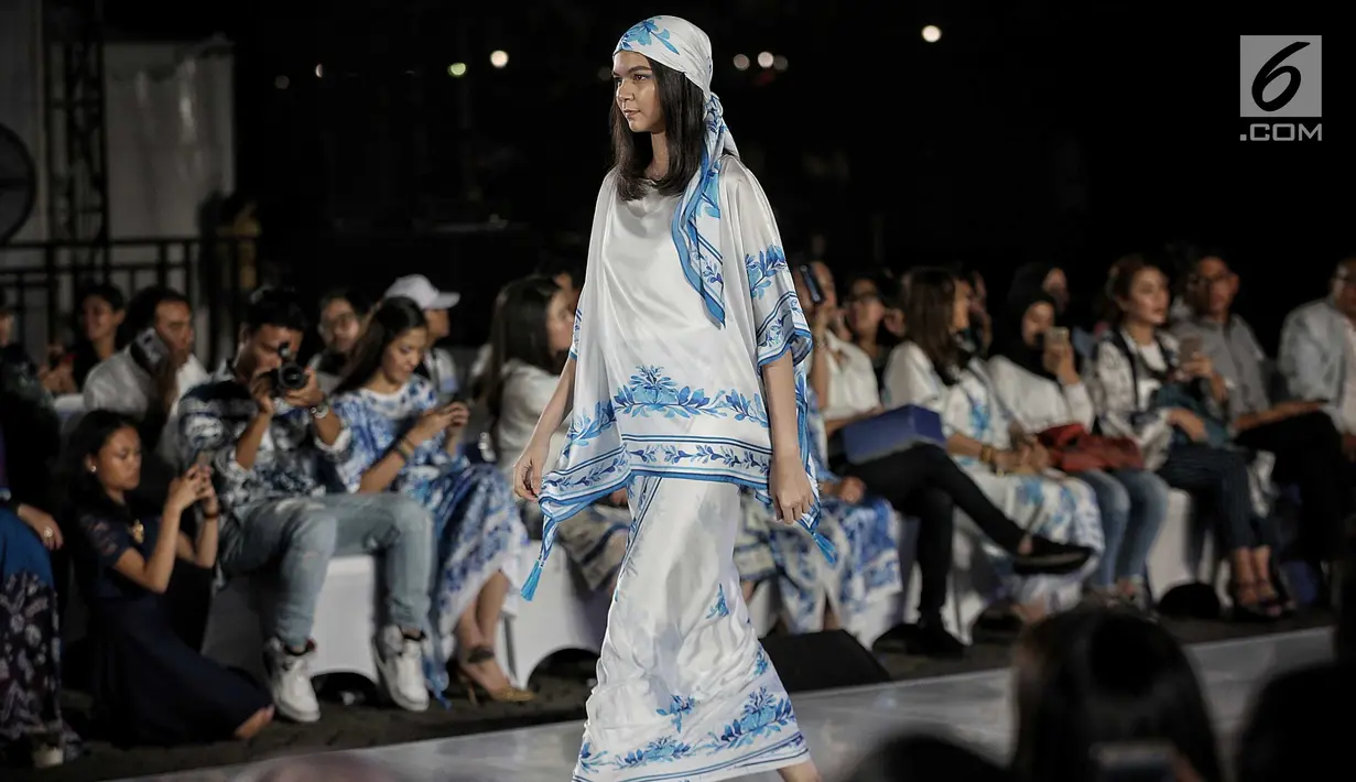 Model memeragakan koleksi desainer Ghea Panggabean dalam acara budaya perempuan Supreme Indonesia di Silang Monas, Jakarta, Selasa (31/7). Koleksi Ghea ditampilkan dengan tema terinspirasi dari daun argan yang menjadi pohon. (Liputan6.com/Faizal Fanani)