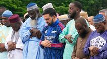 Gaya unik ditampilkan Wali Kota New York, Zohran Mamdani saat mengikuti salat Idul Adha pada Rabu (27/05/2026) waktu setempat. (AP Photo/Richard Drew)