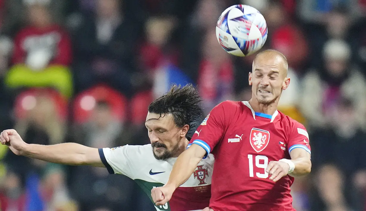 Berkat hasil ini Portugal merebut puncak klasemen dengan koleksi 10 angka dari lima pertandingan. Adapun Ceko menghuni juru kunci dengan perolehan empat angka. (AP/Petr David Josek)