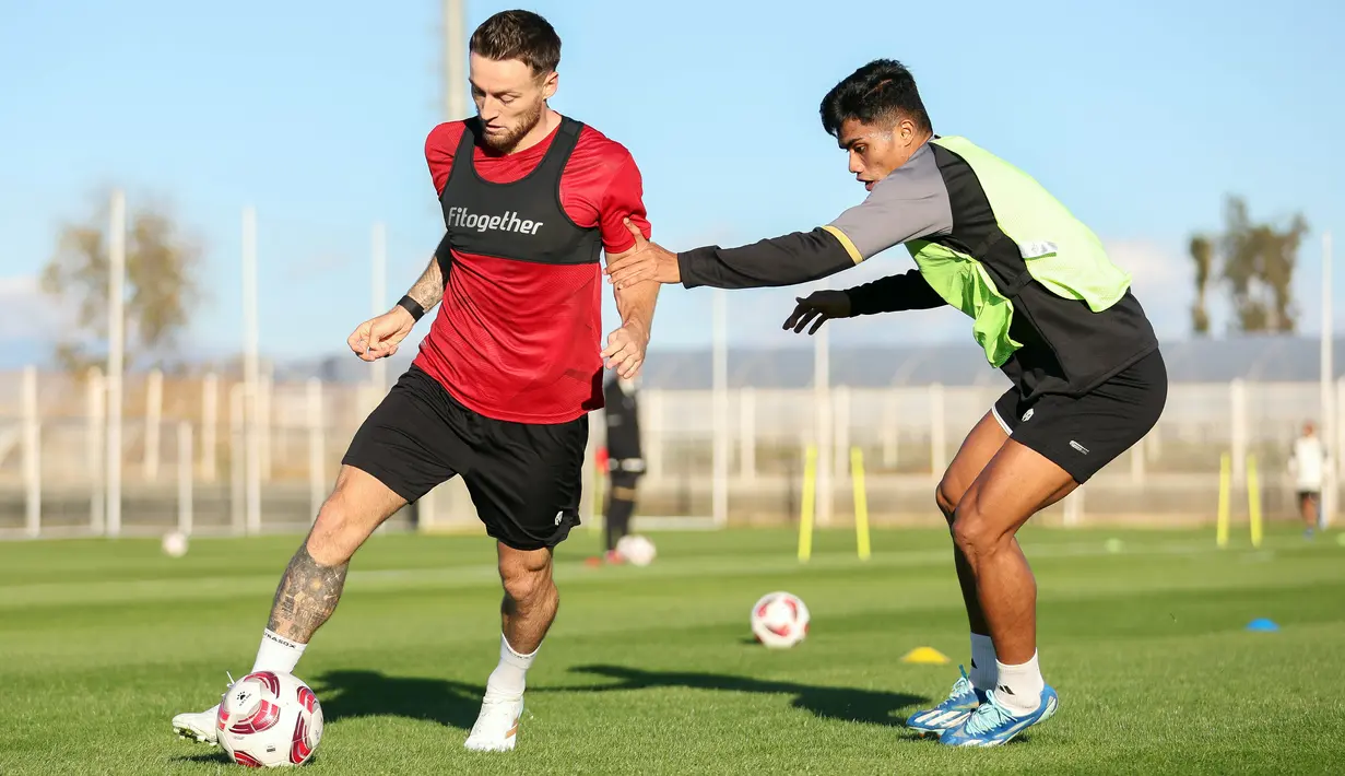 <p>Pemain Timnas Indonesia, Ramadhan Sananta (kanan), berusaha merebut bola dari kaki Marc Klok dalam pemusatan latihan di Turki, Sabtu (23/12/2023). (Dok. PSSI)</p>