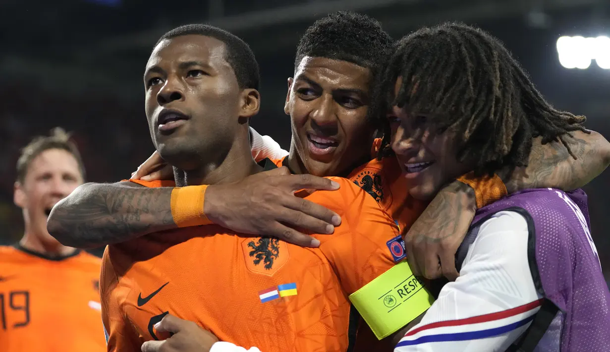 Goerginio Wijnaldum. Gelandang Timnas Belanda berusia 30 tahun ini dipercaya menjadi kapten saat mengalahkan Ukraina 3-2, 14 Juni 2021. Pada 2012 ia tak masuk skuat Belanda di Euro 2016, sedangkan pada Euro 2016 Tim Oranye tidak lolos ke putaran final. (Foto: AP/Pool/Peter Dejong)