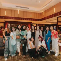 Kembali kumpul, Geng Cendol tidak hanya arisan sebagai aktivitas wajib. Ajang kumpul kali ini dalam rangka support toko kue Ashanty dan nobar film baru Wulan Guritno. Seperti apa tampilannya? [@ramadhaniabakrie]