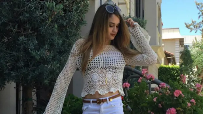 [Bintang] Cinta Laura 