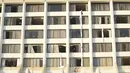 Petugas pemadam terlihat di salah satu ruangan hotel mewah menyusul kebakaran di kota Karachi, Pakistan, Senin (5/12). Korban tewas, di antaranya empat perempuan, sementara sejumlah warga negara asing juga cedera dalam insiden itu. (RIZWAN Tabassum/AFP)