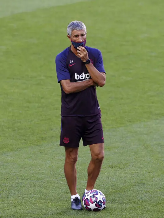 Pelatih Barcelona, Quique Setien melihat para pemainnya berlatih di stadion Da Luz, Lisbon, Portugal (13/8/2020). Barcelona akan bertanding melawan Bayern Munchen pada perempat final Liga Champions di Estadio da Luz. (Rafael Marchante/Pool via AP)