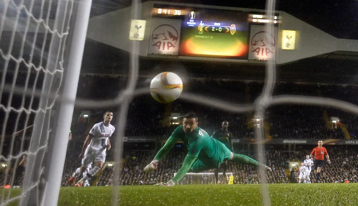 Erik Lamela saat mencetak gol ketiganya ke gawang AS Monaco dalam laga Grup J Liga Europa yang berlangsung di Stadion White Hart Lane, London, Inggris, Kamis (10/12/2015). (Reuters/Dylan Martinez)