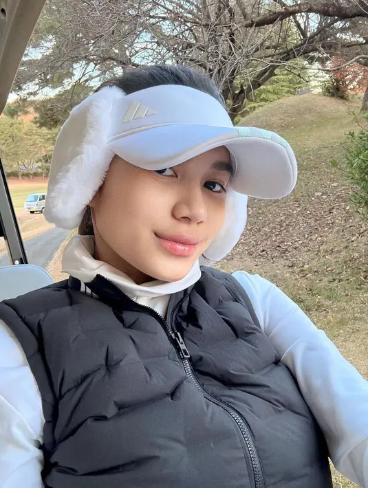 Saat bermain golf pun, Azizah juga tuai pujian berkat wajah polosnya yang tanpa makeup [@azizahsalsha_]
