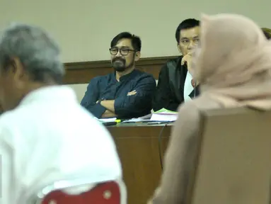 Terdakwa Andi Zulkarnaen Mallarangeng alias Choel Mallarangeng mendengarkan kesaksian dari mantan anggota DPR, Angelina Sondakh dalam sidang lanjutan kasus korupsi Hambalang di Pengadilan Tipikor Jakarta, Senin (15/5). (Liputan6.com/Helmi Afandi)