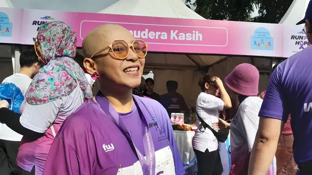 Lita, penyintas kanker payudara ungkap bahwa setiap tahun adalah hal yang begitu bermakna. Ia pun turut menyemangati para pejuang kanker untuk terus menjalani pengobatan dan tak perlu takut efek kemoterapi.