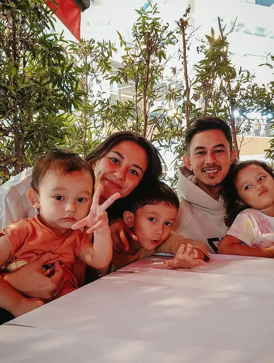 Surat yang ditulis Fandy untuk sang istri telah disukai sekitar 250 ribu warganet dalam waktu dua hari. Bahkan doa dan dukungan juga diberikan dari warganet dan teman selebriti. [Instagram/fandych]