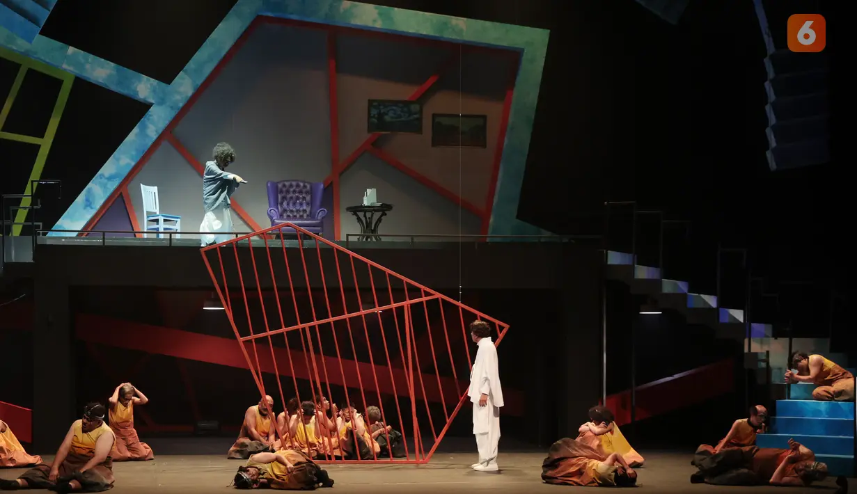 Para aktor Teater Koma menampilkan adegan dalam pementasan Rumah Sakit Jiwa di Graha Bhakti Budaya, Taman Ismail Marzuki, Jakarta, Rabu (29/7/2026). Produksi ke-237 Teater Koma yang berkolaborasi dengan Bakti Budaya Djarum Foundation ini kembali menghadirkan karya almarhum N. Riantiarno dengan interpretasi artistik baru yang merefleksikan isu kemanusiaan, relasi kuasa, dan kesehatan mental yang tetap relevan di tengah perkembangan zaman. (KLY/ Budy Santoso)