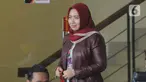 Istri mantan Menpora Imam Nahrawi, Shobibah Rohmah bersiap menjalani pemeriksaan di Gedung KPK, Jakarta, Kamis (19/12/2019). Shobibah Rohmah diperiksa sebagai saksi dalam perkara kasus dugaan suap dana hibah KONI yang menjerat suaminya. (merdeka.com/Dwi Narwoko)