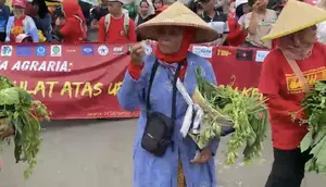 Aksi Hari Tani Nasional, Massa Bawa Hasil Kebun ke DPR