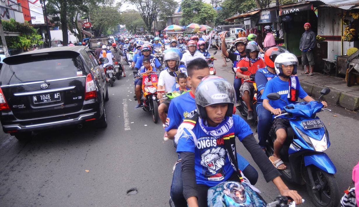 Aremania saat menggelar konvoi di sekeliling kabupaten Malang (Liputan6.com/Rana Adwa)