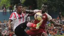 Pemain Asing Persija, Patrick Da Silva (kiri) berebut bola dengan pemain Barito Putera pada laga uji coba di Stadion Bea Cukai, Jakarta, Selasa (5/4/2016). Patrick Da Silva berhasil mencetak satu gol untuk Persija. (Liputan6.com/Helmi Fithriansyah)
