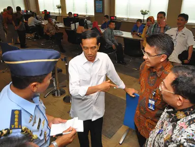 Presiden Jokowi melakukan inspeksi mendadak ke kantor Badan Koordinasi Penanaman Modal, Jakarta, Selasa (28/10/14). (Rumgapres/Agus Suparto)