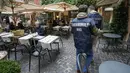 Polisi Carabinieri tiba untuk memeriksa kartu kesehatan Covid-19 pengunjung restoran saat pemberlakuan ‘Super Green Pass’ di Roma, Senin (6/12/2021). Polisi Italia dapat memeriksa apakah pengunjung memiliki Green Pass yang menunjukkan bukti vaksinasi atau kesembuhan dari virus. (AP/Andrew Medichini)