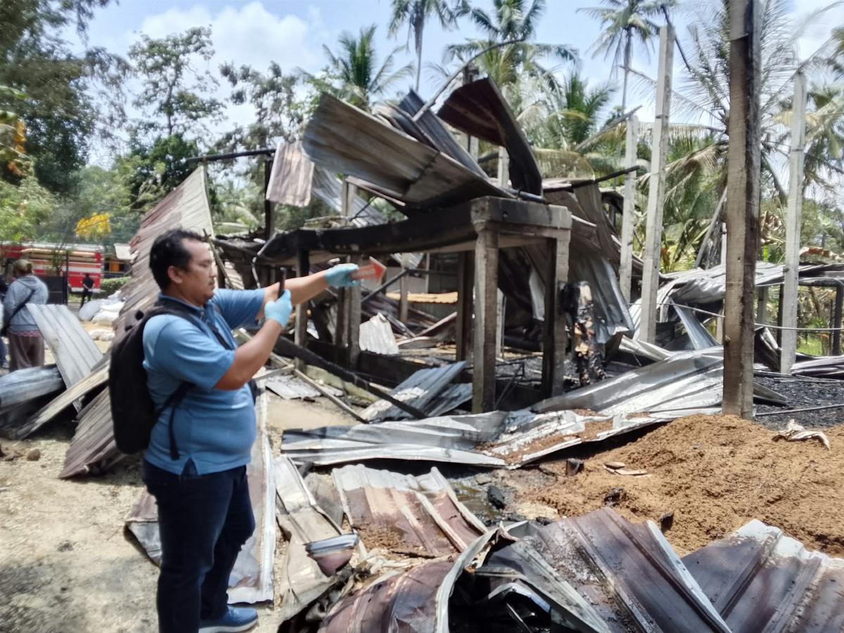 TKP kebakaran kandang ayam di Tempek Soga, Banjar Geria, Desa Ayunan, Kecamatan Abiansemal, Kabupaten Badung, Bali, Kamis (1/10). (Dokumentasi Polres Badung).