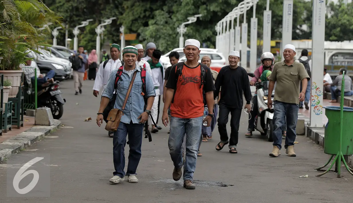 Peserta aksi damai 212 berjalan di sekitar Masjid Istiqlal, Jakarta, Kamis (1/12). Rencananya, ratusan ribu umat Islam akan melakukan aksi super damai 212 di halaman Monumen Nasional Jakarta. (Liputan6.com/Helmi Fithriansyah)