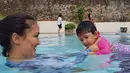 Setelah bersama sang ayah, dalam foto ini Salma terlihat sangat senang saat berada di kolam renang bersama sang ibu, Atiqah. Di wajah Salma tak tampak rasa takut sedikit pun yang dirasakanya saat itu. (Instagram/riodewanto)
