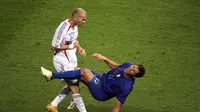 Aksi kontroversial Zinedine Zidane menanduk Marco Materazzi (AFP/John Macdougall)