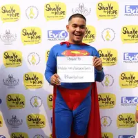 "Aku rela menjadi botak agar anak-anak pasien kanker bisa terus tersenyum," kata Indra Bekti atas partisipasinya di program ‘Shave For Hope 2015’. (Galih W. Satria/Bintang.com)