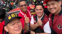Erick Thohir (kedua dari kanan) saat berada di bus konvoi timnas Indonesia U-22. Indonesia akhiri paceklik emas SEA Games usai kalahkan Thailand 5-2 di laga final yang berlangsung di Phnom Penh Stadium (istimewa)