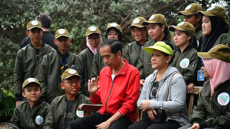 Presiden Jokowi bersama para pelajar Indonesia di Royal Botanic Garden, Sydney Australia