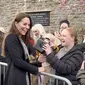 Kate Middleton dan Pangeran William Melakukan Kunjungan Pertama ke Aberfan, Wales. Tak Disangka, Ada Bayi yang Terkesima dengan Tas Milik Kate Middleton dan Ingin Mengambilnya. (Foto: Independent.co.uk)