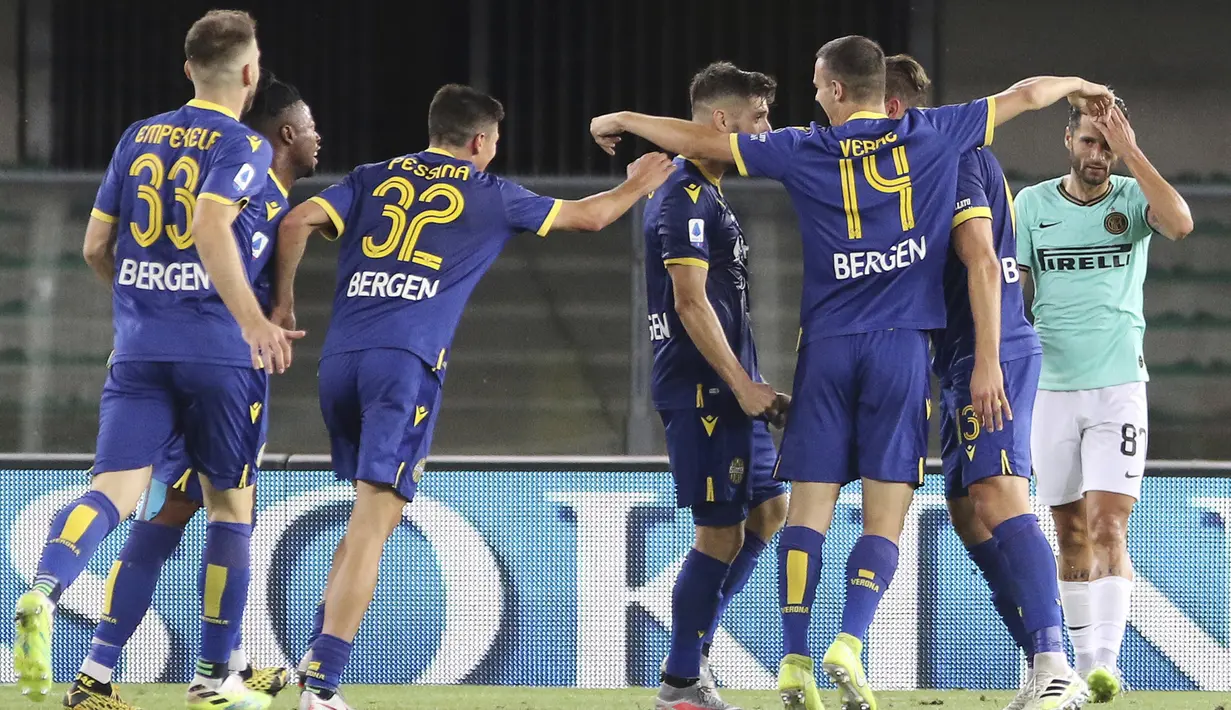 Pemain Hellas Verona hasil imbang melawan Inter Milan pada laga lanjutan Serie A di Stadion Antonio Bentegodi, Jumat (10/7/2020) dini hari WIB. Inter Milan bermain imbang 2-2 atas Hellas Verona. (Paola Garbuio/LaPresse via AP)