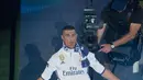 Gelandang asal Portugal, Cristiano Ronaldo melakukan selebrasi saat merayakan pesta juara Real Madrid meraih ke-12 Liga Champions di Santiago Bernabeu, Madrid (4/6). Cristiano Ronaldo tampil dengan potongan rambut baru. (AFP Photo/Curto De La Torre)