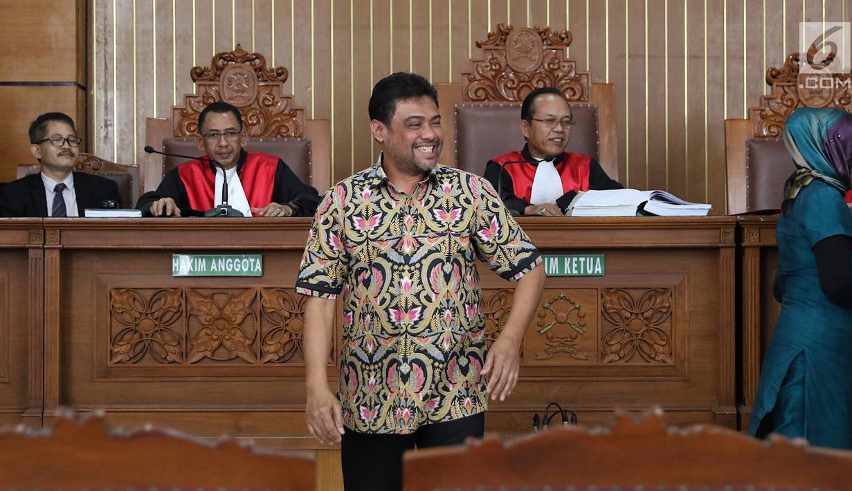 Presiden Konfederasi Serikat Pekerja Indonesia (KSPI) Said Iqbal (kiri) meninggalkan terdakwa kasus penyebaran berita bohong atau hoaks Ratna Sarumpaet (kanan) dalam sidang lanjutan di PN Jakarta Selatan, Selasa (9/4). (Liputan6.com/Immanuel Antonius)