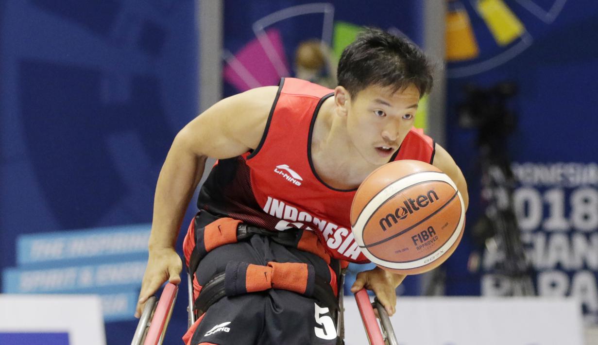 Pebasket Indonesia, Donald Santoso, saat melawan Thailand pada Asian Para Games di Hall Basket, Jakarta, Rabu (10/10/2018). Indonesia kalah 10-62 dari Thailand. (Bola.com/M Iqbal Ichsan)