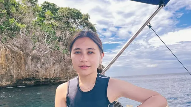 Potret Prilly Latuconsina santai di pantai credit: (https://www.instagram.com/prillylatuconsina96/)