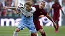Lazio malakoni laga derby kontra AS Roma dalam lanjutan Serie A Italia di Stadion Olimpico, Selasa dini hari (26/5/2015). Laga ini sangat menentukan posisi kedua tim di klasemen akhir serie A. Lazio menyerah 0-1 dari AS Roma. (Reuters/Tony Gentile)