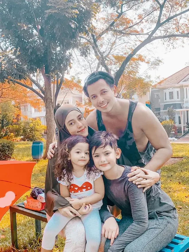 Sonny Septian dan keluarga. (Foto: Instagram @fairuzarafiq)