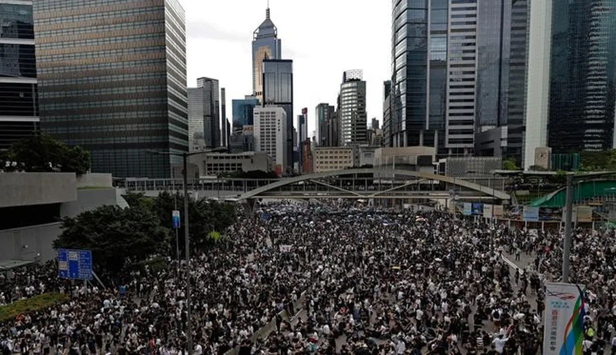 Pengunjuk rasa berkumpul di luar gedung parlemen di Hong Kong, Rabu (12/6/2019). Ribuan pengunjuk rasa memblokir pintu masuk ke kantor pusat pemerintah Hong Kong untuk memprotes RUU Ekstradisi. (AP Photo/Vincent Yu)