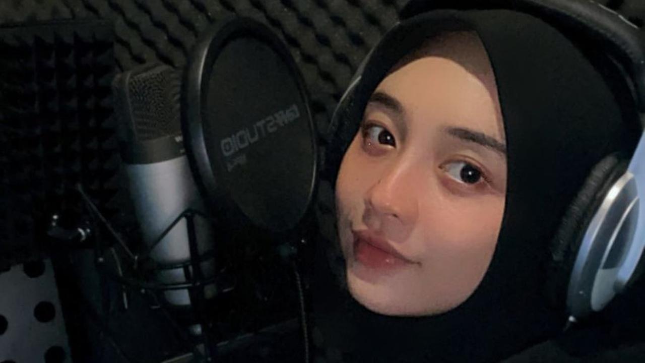 Bahkan, meskipun Ega kini mengandung anak ketiga, dia tetap terlihat awet muda seperti ABG dan masih sangat cocok untuk berperan sebagai anak SMA.