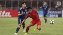BekTimnas Indonesia U-19, Firza Andika (tengah) mencoba menahan pemain Jepang, Koki Saito pada perempat final Piala AFC U-19 2018 di Stadion GBK, Jakarta, Minggu (28/10). Indonesia kalah 0-2. (Liputan6.com/Helmi Fithriansyah)