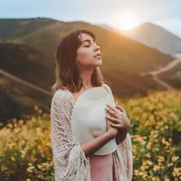ilustrasi perempuan tertawa/Photo by JoelValve on Unsplash