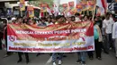 Massa yang tergabung dalam aliansi mahasiswa dan pemuda relawan cinta NKRI membawa spanduk saat unjuk rasa di depan Gedung Bawaslu, Jakarta, Jumat (17/5). Dalam aksinya mereka menolak Gerakan People Power karena syarat dengan kepentingan politik inkonstitusional. (Liputan6.com/Faizal Fanani)
