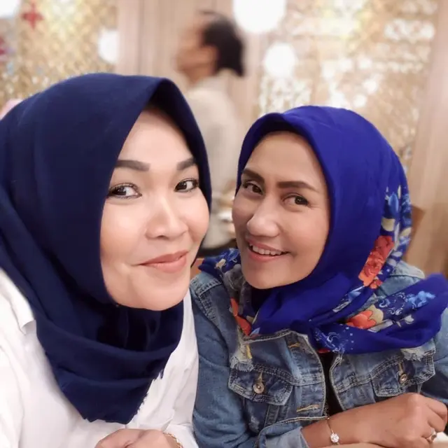 6 Potret Yuli Nenek Ayu Ting Ting yang Awet Muda, Bak ABG