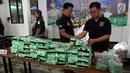 Petugas merapikan barang bukti 239,84 Kg sabu dan 30 ribu butir ekstasi di Polda Metro Jaya, Jakarta, Kamis (24/5). Narkoba tersebut dimusnahkan dengan cara diblender. (Liputan6.com/Arya Manggala)