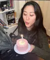 SHerina baru saja rayakan hari lahirnya yanh ke 34 tahun. Pesonanya begitu awet muda dengan tampilan kulit glowing memukau. [Foto: Instagram/ Sherina]